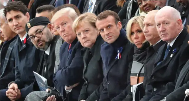  ?? Foto: AFP/Ludovic Marin ?? Angela Merkel zwischen US-Präsident Donald Trump und Frankreich­s Präsident Emmanuel Macron bei den Gedenkfeie­rn zum Ende des Ersten Weltkriegs