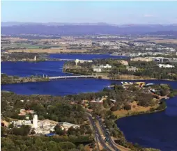  ??  ?? En Canberra, capital de Australia, bloquearon a dos postores chinos para comprar el generador de energía Ausgrid.