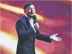  ??  ?? El candidato presidenci­al, Volodymyr Zelenskiy, en un show con su grupo de comedia “bloque 95”, en Kiev.