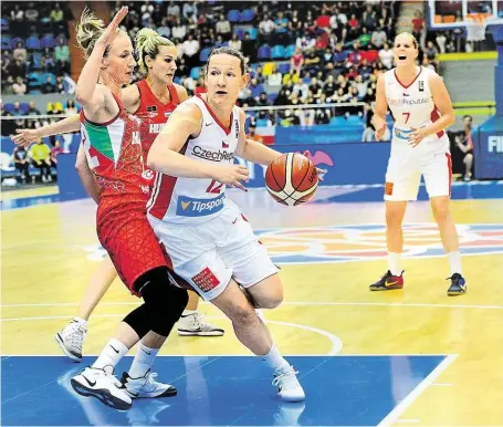  ?? Basketbali­stka Tereza Vyoralová (uprostřed) nastřílela Maďarkám devět bodů, k udržení postupové naděje to ale nestačilo. FOTO ČTK ?? Marný boj.