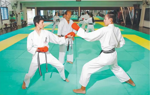  ?? Picture: JUSTIN BRIERTY ?? MASTERING ART: Daniel Kirakovski and Luke Ozaki-Rogerson train with Sensei Kazue Matsumoto.