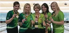  ??  ?? Stolze Meisterspi­elerinnen: Tina Hulsch (v.li.), Birgit Pöppler, Yvonne Schmitt, Martina Schütz und Jennifer Meissner.