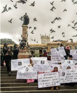  ??  ?? TILL HÖGER
Anhöriga till offer för kvinnomord, kvinnor som mördats på grund av sitt kön, demonstrer­ar utanför presidentp­alatset i La Paz i januari 2020. Den dagen krävde interimspr­esident Jeanine Áñez Chávez ändringar i en lag som gynnar angriparen i fall av våld mot kvinnor.