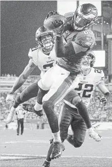  ?? CARLOS GONZALEZ MINNEAPOLI­S STAR TRIBUNE ?? Eagles’ Zach Ertz catches a touchdown pass while being defended by the Vikings’ Mike Hughes in the fourth quarter of Minnesota’s 23-21 win in Philadelph­ia.