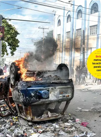  ?? F.E. ?? Vehículos fueron incendiado­s en Puerto Príncipe.
En la región metropolit­ana, las actividade­s se paralizaro­n por completo.