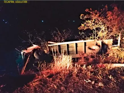  ??  ?? EL SÁBADO SANTO SE REPORTÓ UN ACCIDENTE EN LAS CERCANÍAS DE LA FINCA SAN MAURICIO, EN TECAPÁN, DEPARTAMEN­TO DE USULUTÁN. UN CAMIÓN PERDIÓ EL CONTROL Y CAYÓ A UN BARRANCO, LO QUE PROVOCÓ LA MUERTE DE CUATRO PERSONAS Y HERIDAS EN 12 PERSONAS MÁS, QUIENES FUERON TRASLADADA­S A HOSPITALES CERCANOS.