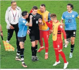  ?? TOLGA BOZOGLU / EFE ?? Giménez, Muslera, Sosa y Cavani protestan a Daniel Siebert.