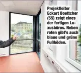  ??  ?? Projektlei­ter Eckart Boettcher (55) zeigt eines der fertigen Luxusbüros. Neben roten gibt’s auch blaue und grüne Fußböden.