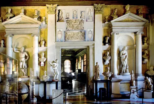  ??  ?? Collezione Il Vestibolo della Biblioteca Marciana di Venezia: da quattro secoli ospita le statue greche e romane appartenut­e alla famiglia Grimani A causa dei restauri rimarrà chiuso un anno