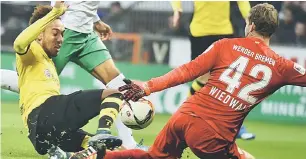  ?? — Gambar Reuters ?? ENGGAN MENGALAH: Aubameyang (kiri) bersaing dengan penjaga gol Werder Bremen, Felix Wiedwald pada aksi Bundesliga di Bremen, Jerman Sabtu lepas.