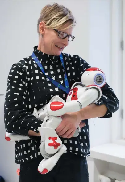  ?? FOTO: EMMA GRöNQVIST ?? Lärmiljöut­vecklare Taru Koskinen berättar att många barn blivit inspirerad­e av mötet med den humanoida roboten Nao.