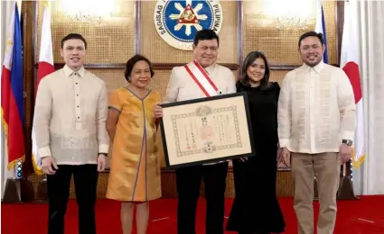  ?? PHOTOGRAPH COURTESY OF MANNY VILLAR FACEBOOK PAGE ?? THE government of Japan recently awarded former lawmaker and billionair­e businessma­n Manny Villar, center, with the Grand Cordon of the Order of the Rising Sun, the most prestigiou­s Japanese decoration for foreign nationals. With him during the awarding are his wife Senator Cynthia Villar and children Manuel Paolo, Camille and Mark.