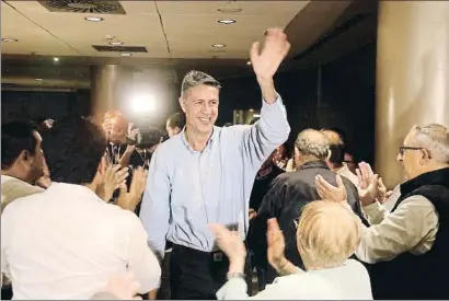  ?? JORDI PUJOLAR / ACN ?? Xavier García Albiol celebrando anoche la mejora de sus resultados en Badalona