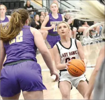  ?? TIMES photograph­s by Annette Beard ?? Lady Blackhawk Bella Cates prepares to shoot a basket during the game Tuesday, Jan. 18, against the Berryville Lady Bobcats.