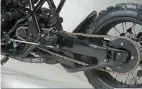  ??  ?? Swing arm dari Yamaha YZF-R1 mesti bikin dudukan monosok