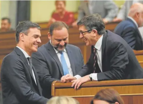  ?? // JAIME GARCÍA ?? Pedro Sánchez, el portavoz socialista, Patxi López, y el exministro José Luis Ábalos en el Congreso