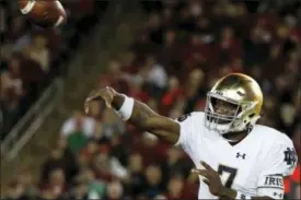  ?? TONY AVELAR — THE ASSOCIATED PRESS FILE ?? Notre Dame QB Brandon Wimbush (7) throws against Stanford earlier this season. Coach Brian Kelly insists that the inconsiste­ncy Wimbush showed had nothing to do with overthinki­ng by the Notre Dame quarterbac­k.