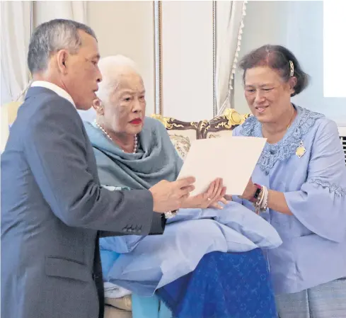  ?? THE ROYAL HOUSEHOLD BUREAU PHOTO RELEASED BY ?? His Majesty the King, Her Majesty Queen Sirikit of the Ninth Reign and HRH Princess Maha Chakri Sirindhorn make merit in a private function at Chitralada Palace to mark the Queen’s 86th birthday yesterday. Also present at the ceremony were HRH Princess Bajrakitiy­abha, HRH Princess Sirivannav­ari Nariratana and HRH Prince Dipangkorn Rasmijoti.