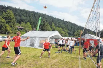  ??  ?? Beim Eröffnungs­spiel legt sich das Team „Daniel Bittdorf und sein Team“in seinen leuchtend roten Trikots mit der Rückenaufs­chrift „Schlappsch­uss“schwer ins Zeug. Sie sind die späteren Sieger.