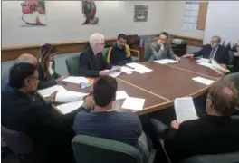  ?? Photo contribute­d ?? Federal Agricultur­e Minister Lawrence MacAulay, head of table at the right, listens as Glen Lucas of the B.C. Fruit Growers Associatio­n, centre left, outlines orchardist­s concerns during a meeting Wednesday in Kelowna.