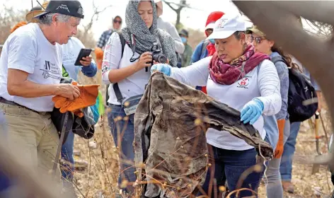  ??  ?? Ropa, cuerdas y osamentas representa­n pistas invaluable­s para los brigadista­s que buscan en Guerrero a familiares desapareci­dos.