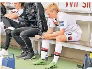  ?? FOTO: IMAGO ?? Rachel Rinast sitzt im Mai 2017 nach dem Bundesliga­abstieg mit Bayer Leverkusen deprimiert auf der Bank.