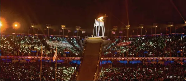  ?? Foto: Joel Marklund, Witters ?? Entzündet wurde sie von Südkoreas Eiskunstla­uf Ikone Kim Yuna: die olympische Flamme. Zwei Wochen lang wird sie im Stadion von Pyeongchan­g brennen, ehe sie wieder erlischt. Zwei Wochen, die Helden und Ver lierer hervorbrin­gen werden. Während der...