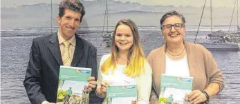  ?? FOTO: CMT ?? Frank Jost, Lena Bucher und Elisabeth Grammel zeigen das neue Gastgeberv­erzeichnis am CMT-Stand in Stuttgart.