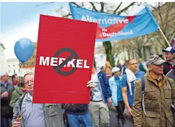  ?? FOTO: JESKE/IMAGO ?? Unter dem Titel „Rote Karte für Merkel!“demonstrie­rte die AfD 2015 gegen die Flüchtling­spolitik der Regierung. Das Bildungsmi­nisterium zeigte im Gegenzug der AfD die „Rote Karte“. Das war laut Karlsruher Urteil unzulässig.