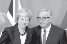  ??  ?? La cheffe du gouverneme­nt britanniqu­e Theresa May et les autorités européenne­s (Jean-claude Juncker, président de la Commission) mettant les bouchées doubles pour boucler les négociatio­ns sur la péreiode post-brexit avant le sommet européen