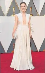  ?? JASON MERRITT / AFP ?? Valentino Alta Costura. Olivia Wilde, con un vestido blanco plisado y espalda descubiert­a