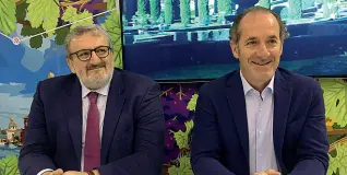  ??  ?? Nord e Sud Il governator­e Luca Zaia con il collega pugliese Michele Emiliano al Vinitaly