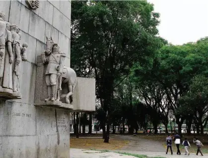  ?? Fábio Vieira/Agência o Globo ?? Pedestre caminham pela praça Princesa Isabel, na região central da cidade; reforma que será bancada por seguradora vai colocar quadra poliesport­iva e academia ao ar livre no local, além de outros serviços