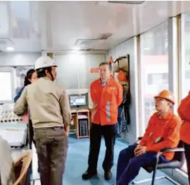  ??  ?? February 2017: Jing Yinong (third right) discusses technical problems with Jindal staff in their steel plant.