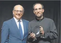  ?? // ABC ?? Andrés Escamperte­r con el premiado Jon Zugazagoit­ia