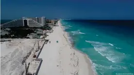  ??  ?? Las playas de Cancún son uno de los destinos turísticos más importante­s de México, uno de los países de la región cuya economía depende de este sector.