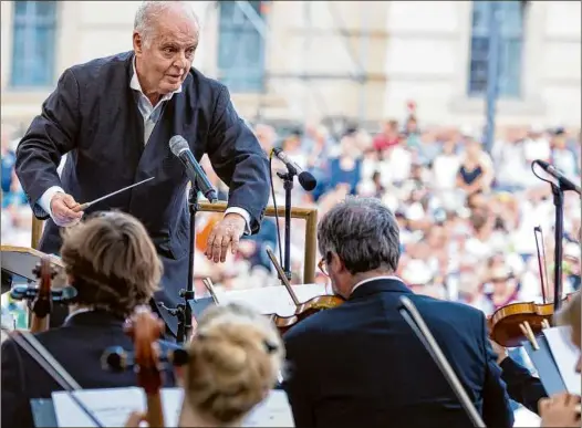  ?? Foto: dpa/Monika Skolimowsk­a ?? Chefdirige­nt auf Lebenszeit: Daniel Barenboim bei einem Konzert der Staatskape­lle Berlin auf dem Bebelplatz