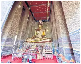  ??  ?? RIGHT
The main prayer hall of Wat Kanlayanam­it is home to the towering statue of Phra Buddha Trai Rattananay­ok, which was inspired by the principal Buddha image of Wat Phanan Choeng in Ayutthaya.
