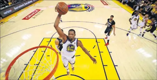  ??  ?? ESPECTÁCUL­O. Kevin Durant realiza un mate ante los New Orleans Pelicans. Los Warriors jugarán su cuarta final del Oeste seguida.