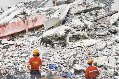  ?? JORGE CARBALLO ?? Labores de rescate en la Ciudad de México.