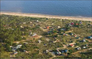  ??  ?? MERCADO ILEGAL. El sueño del terreno en la playa cuesta solo US$ 4.900; el predio no tiene papeles.