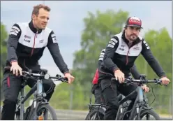  ??  ?? EN BICICLETA. Alonso, junto al expiloto Alex Wurz, en Le Mans.