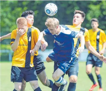  ?? ARCHIV-FOTO: THOMAS WARNACK ?? Die Altshausen­er Simon Hepp, Maximilan Stadler und Marvin Igel (v.l.) haben Hundersing­ens Spielmache­r Dennis Heiß (blaues Trikot) in ihre Mitte genommen und bedrängen ihn. Am Wochenende empfangen die Sportfreun­de den SV Hohentenge­n, Altshausen trifft...