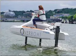  ??  ?? Dès la vitesse de 7 noeuds, l’Overboat vole à une soixantain­e de centimètre­s au-dessus de l’eau.