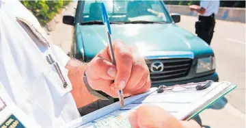  ??  ?? Operativos. La División de Tránsito de la Policía Nacional Civil (PNC) efectúa diferentes controles vehiculare­s para la reducción de velocidad, el control antidoping y la verificaci­ón de documentos en el año.