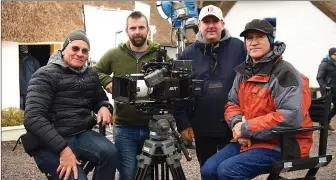  ?? Photo by Michelle Cooper Galvin ?? Mo Flam, Chief Lighting Technician, and Roberto Schaefer ASC. Director of Photograph­y (seated) who are tutoring in Cinematogr­aphy and Film Lighting at the Dawn Workshops, supported by KETB Training Centre, on location at The Red Fox Inn, Glenbeigh with...