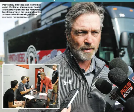  ?? PHOTO JEAN-FRANÇOIS DESGAGNÉ ?? Patrick Roy a discuté avec les médias avant d’entamer son nouveau boulot à l’ouverture du camp des Remparts, hier. En mortaise, des joueurs font leur arrivée au Pavillon de la jeunesse.