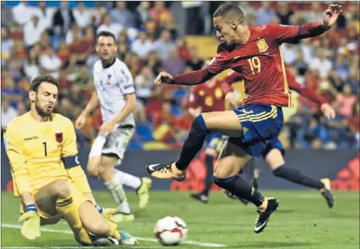  ??  ?? OCASIONES. Además del primer gol que marcó, Rodrigo estuvo muy cerca de marcar alguno más.