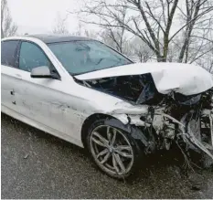 ?? Foto: Müller ?? Auf der Hangbrücke am Schellenbe­rg ist ein Autofahrer ins Schleudern gekommen. An dem Wagen entstand Totalschad­en in Höhe von rund 45 000 Euro.