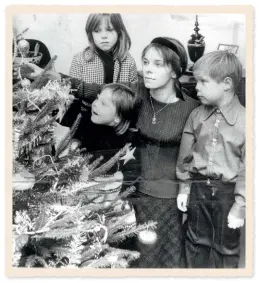  ??  ?? Lady Lucan with Camilla, Frances and George. Eight years after the murder, the children went to live with relatives.